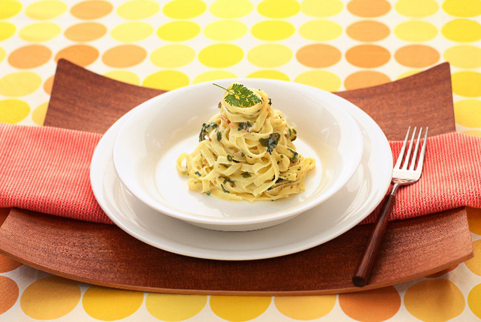 Spagetthi Carbonara with young leaf and salmon